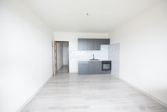Na predaj kompletne zrekonštruovaná garsónka, Trenčín,balkón - 2