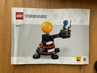 Lego Technic 42152 (lietadlo) a 42179 (pohyb Zeme a Mesiaca) - 2