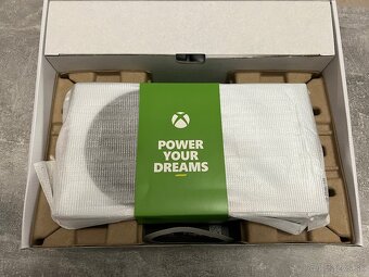 PREDAM /VYMENIM XBOX SERIES S + OVLADACE /BEZCHBNY STAV - 2