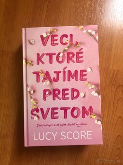 Kniha: VECI, KTORÉ TAJÍME PRED SVETOM - LUCY SCORE - 2