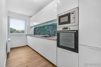 NA PREDAJ VEĽKÝ 3-IZBOVÝ BYT, KOMPLETNÁ REK., PETRŽALKA - 2