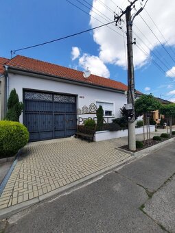 Rodinný dom s veľkorysým pozemkom a hosťovským domom – Vysok - 2