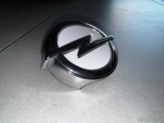 Emblém piatých dverí s logom Opel / Systém otvárania kufru - 2