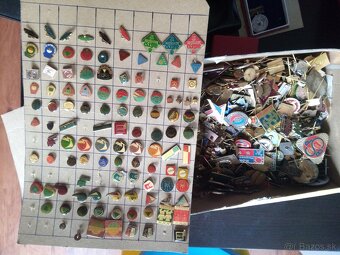 Odznaky plná krabica.Kadeco - 2