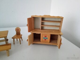 Stará, dřevěná jídelna s panenkou-izbička s bábikou - 2