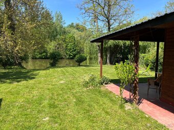 Pozemok s chatou a mólom priamo na brehu Malého Dunaja - 2