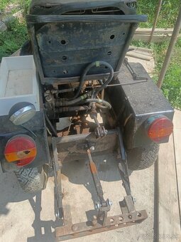 Traktor domácej výroby a vozík. - 2