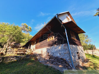 Tradičná zrekonštruovaná drevenica na okraji obce Nesluša. - 2