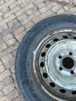 Predám 2 ks pneumatík 205/65 R16C a disk Vivaro, Trafic - 2