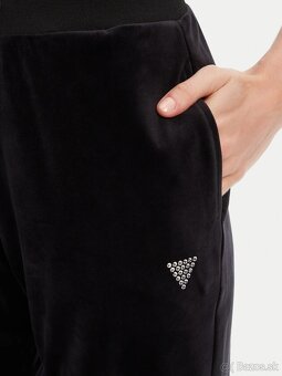 Teplákové nohavice Guess Čierne, Regular Fit - 2