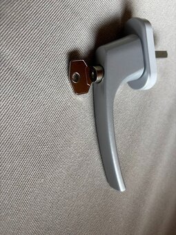 Okenné kľučky uzamykateľné - 2