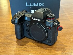 Panasonic Lumix S1R s príslušenstvom - 2