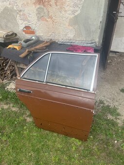 Predám hnedé zadné pravé dvere – Mercedes W123 - piano - 2