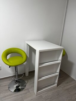 Barový stolík s barovými stoličkami - 2