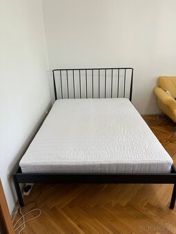 Posteľ 140x200 s kovovým rámom, roštom a matracou - 2