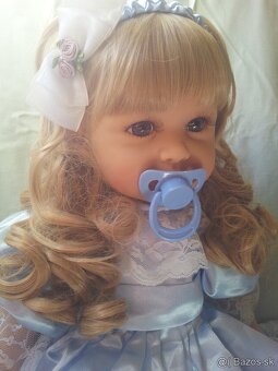 Realistická bábika s modrým cumlíkom - 2