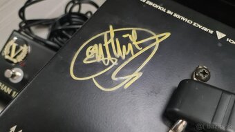 Victory v30 podpisana Guthrie Govan - 2