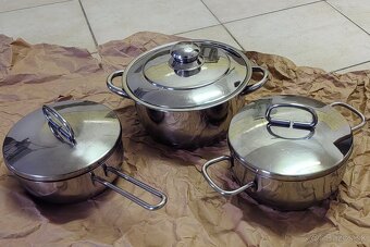 Poháre, ozdobné taniere, vázy, misy. - 2