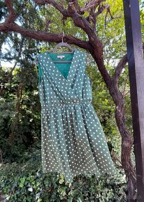 Zelené bodkované letné šaty - 2