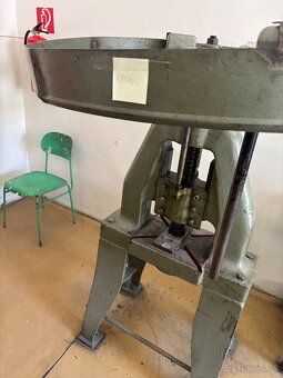 Dvojramenný vretenový lis - 2