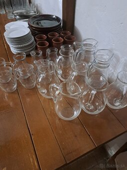 rôzne sklenené poháre a džbány - 2