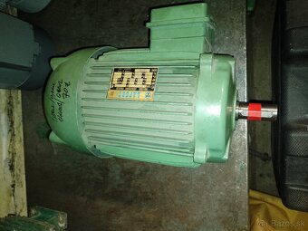 Predam dvojotačkový elektromotor. - 2