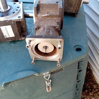 Snekova prevodovka na servo motor - 2