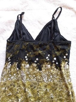 Šaty z vyšívaného tylu - 2