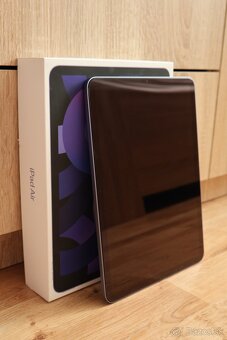 Apple iPad Air (2022) - 2