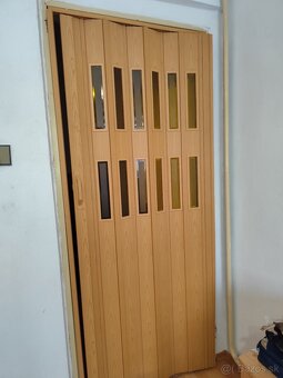 Zaťahovacie laminátové dvere so sklom - 2