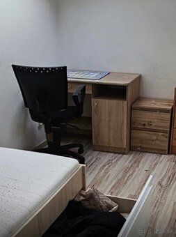 Posteľ, nočný stolík, písací stôl a stolička ZADARMO - 2