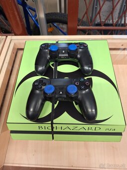 Playstation 4 500gb + 2x ovládač, dokovací stanice - 2