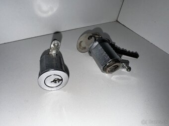 TATRA 613 nové originál dverové zámky FAB - 2