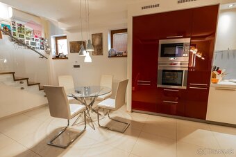 Na predaj krásny 3-izbový rodinný dom, 249 m², Vajnory - 2