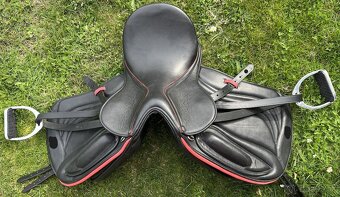 Anglické drezurní sedlo černé se třmeny SLEVA - 2