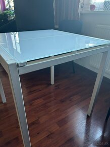 Biely rozkladací stôl IKEA so skleneným povrchom - 2