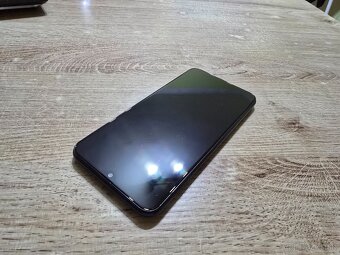 Samsung M20 s velkou 5000mAh bateriou vdaka comu ma dlhu vyd - 2