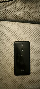 LG Q7 cierny - 2