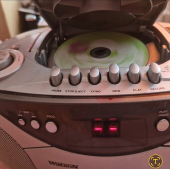 CD prehrávač kazeťak Radio FM stereo Sieť 230v Baterky - 2