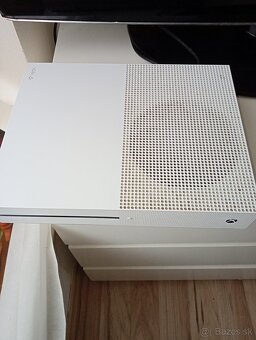 Predám Xbox one s mechaniku na cd 500 gb - 2