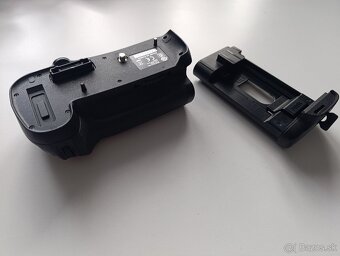 Predám Grip na Nikon D - 2