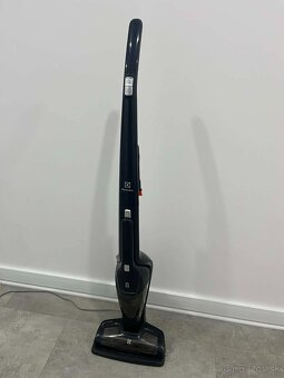 Tyčový vysávač Electrolux Ergorapido EER75STM modrý - 2