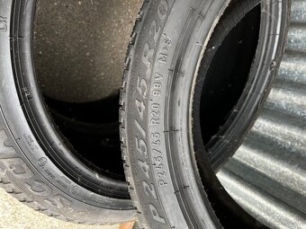 Pneu 245/45 R20 - 2