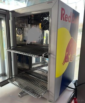 Krásna, maličká - RedBull chladnička - 2