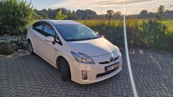 Toyota Prius III - 1,8 Automat HYBRID r.2010 SLEVA možná - 2