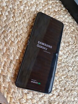 Samsung galaxy Z Flip 5, úplne novy telefón - 2