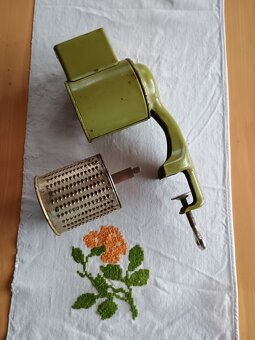 Mlynček na orechy. - 2