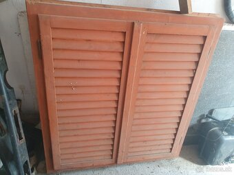 Drevené okno s okenicami - 2