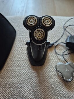 Stojcek na holenie brady - philips - 2