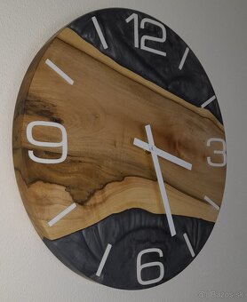 Nástenné hodiny z orechového dreva a epoxidovej živice - 2